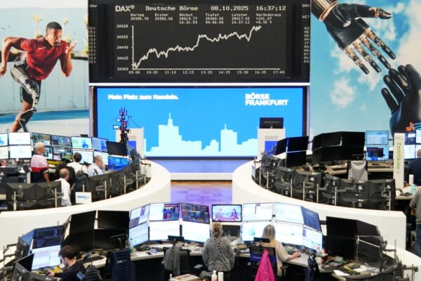 European shares dip as HSBC's Hang Seng privatisation plan weighs on banks