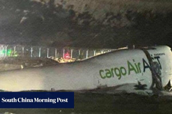 Developing | 2 dead after Emirates plane slides off Hong Kong runway, apparently hits ground vehicle Developing | 2 dead after Emirates plane slides off Hong Kong runway, apparently hits ground vehicle