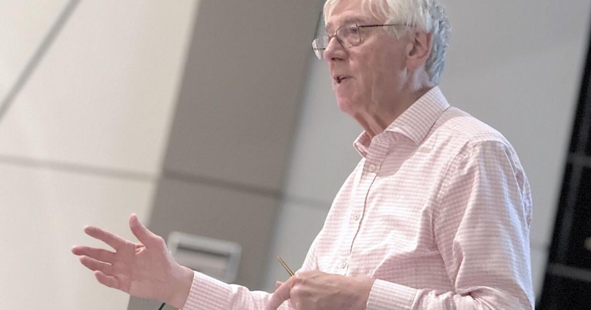 Superconductor: UK master rehearses community chorus | Local News