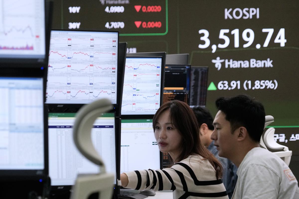 Asian shares track Wall St's rise as tech shares advance and investors shrug off the US shutdown