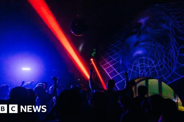 Leicester night club goes phone-free