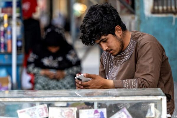 Afghanistan restricts access to social media on smartphones – DW – 10/09/2025