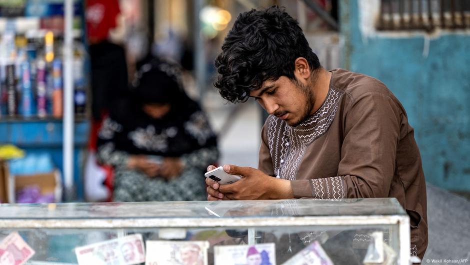 Afghanistan restricts access to social media on smartphones – DW – 10/09/2025