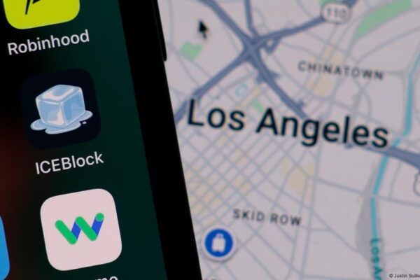 Apple pulls ICE tracking apps after Trump admin request – DW – 10/03/2025