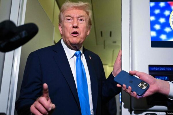 Trump departs for ASEAN summit on high-stakes Asia tour – DW – 10/25/2025