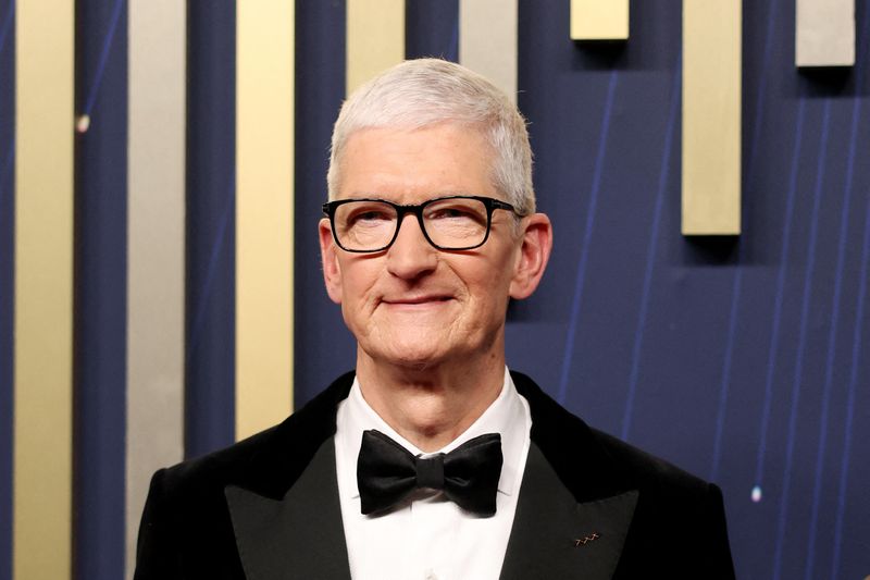 China industry minister meets with Apple's Tim Cook