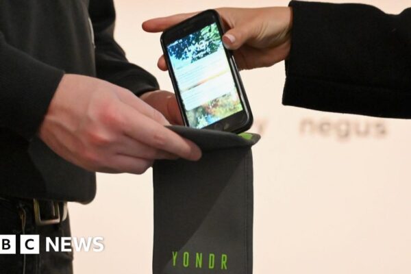 Hull school to use lockable phone pouches to end 'distractions'