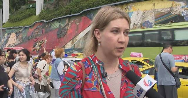 Foreign tourists flock to China for culture, scenic allure amid holiday visa boost