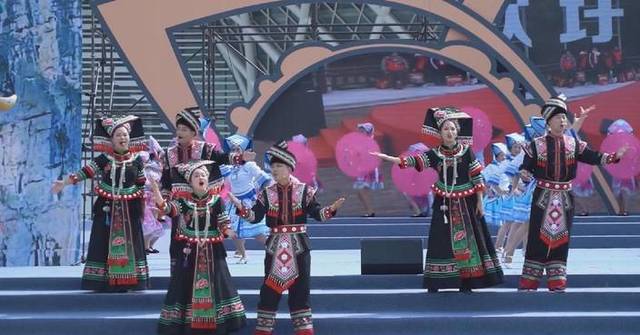 Rural destinations across China draw holiday crowds with folk festivals, immersive cultural experiences