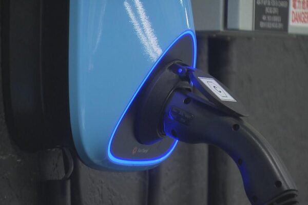 粵車南下｜酒店及商場準備充電車泊位 提供國標轉插(謝欣桐報道)