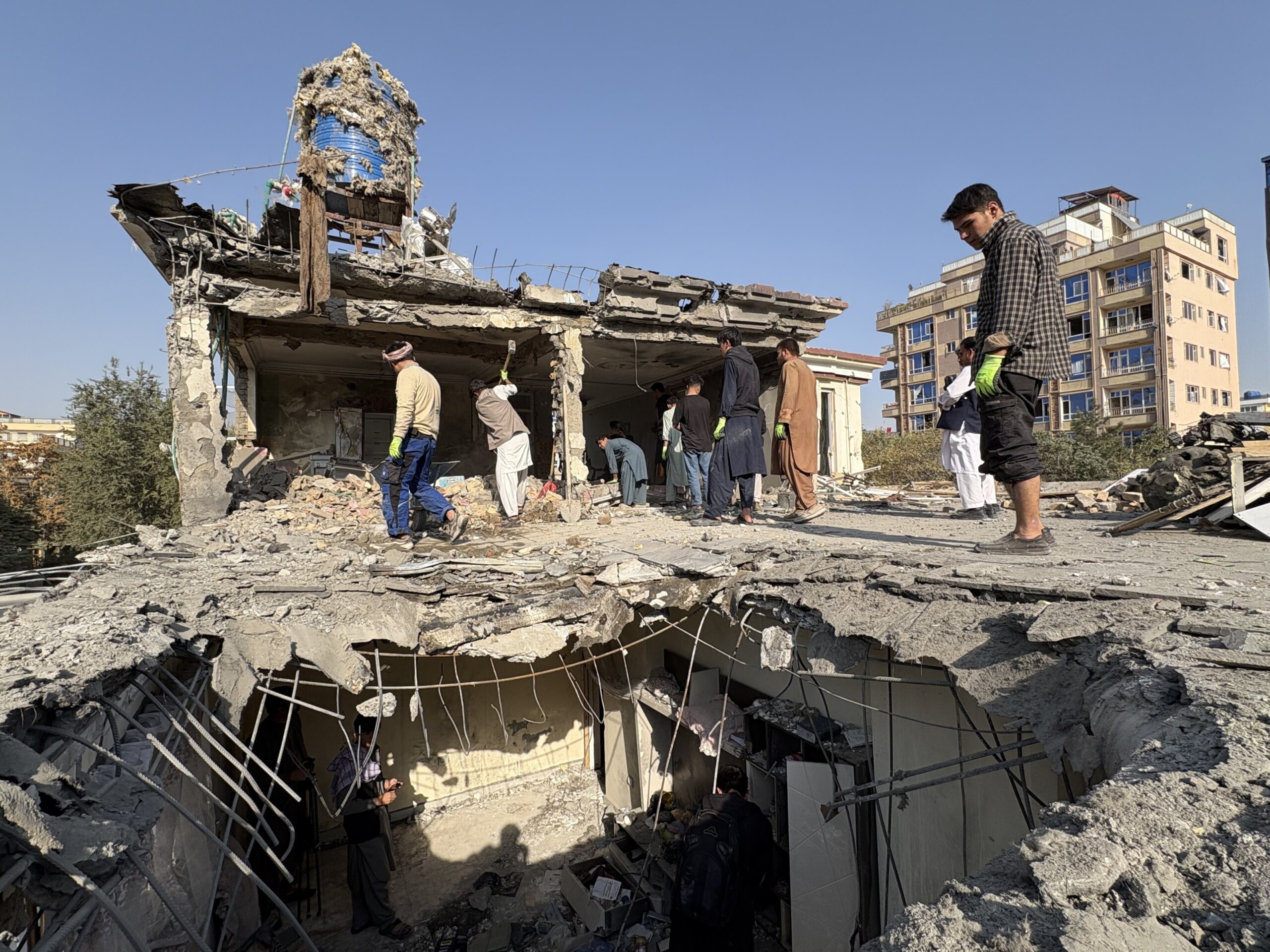 Afghan and Pakistani delegations head to Doha for crisis talks