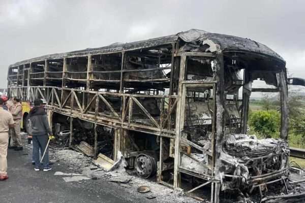 400 Mobile Phones Intensified Fire in Bus! 400 Mobile Phones Intensified Fire in Bus!