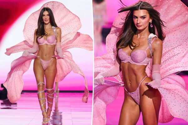 Emily Ratajkowski just walked in her first-ever Victoria’s Secret Fashion Show Emily Ratajkowski just walked in her first-ever Victoria’s Secret Fashion Show