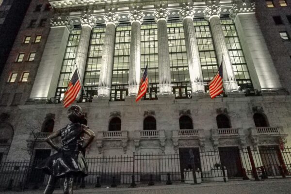 Stocks Settle Mixed on Strong Earnings and Weakness in Mining Stocks