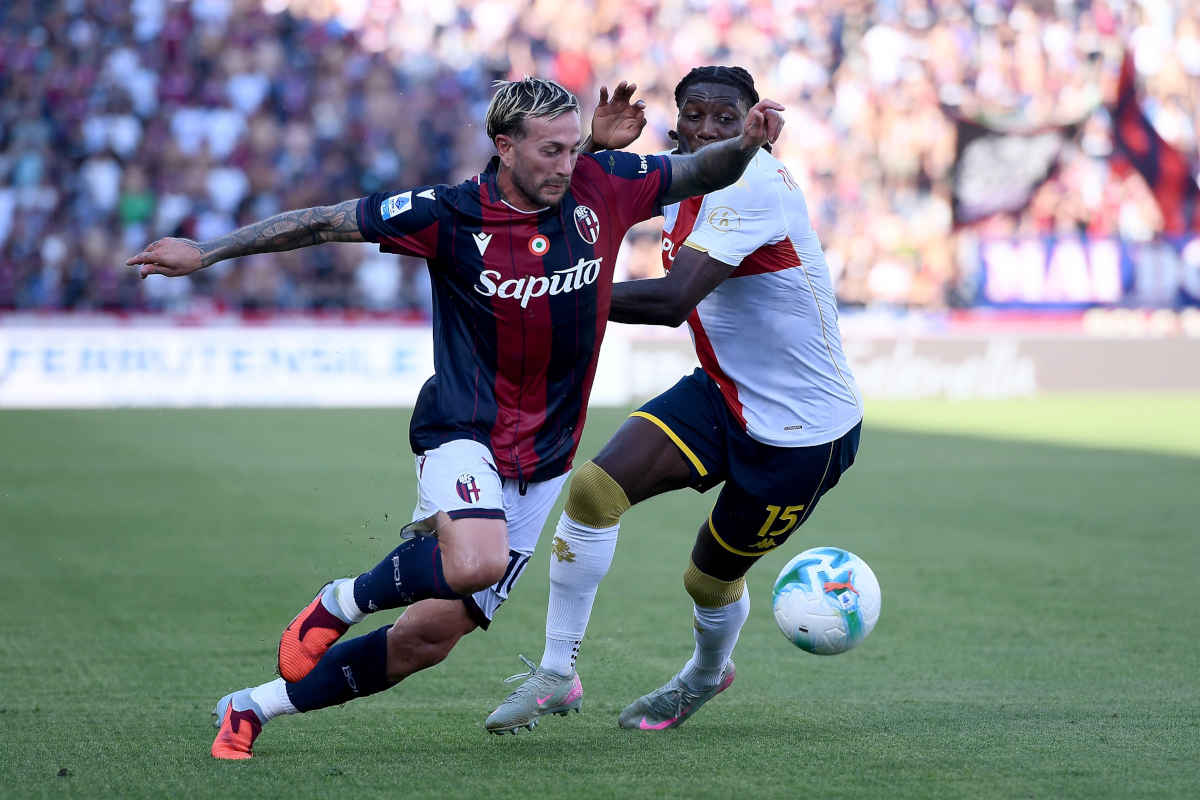 BOLOGNA, ITALY - SEPTEMBER 20: Federico Bernardeschi of Bologna FC competes for the ball with Brooke Norton Cuffy of Genoa CFC during the Serie A match between Bologna FC 1909 and Genoa CFC at Renato Dall