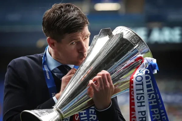 Steven Gerrard names Man United legend as best Premier League midfielder image