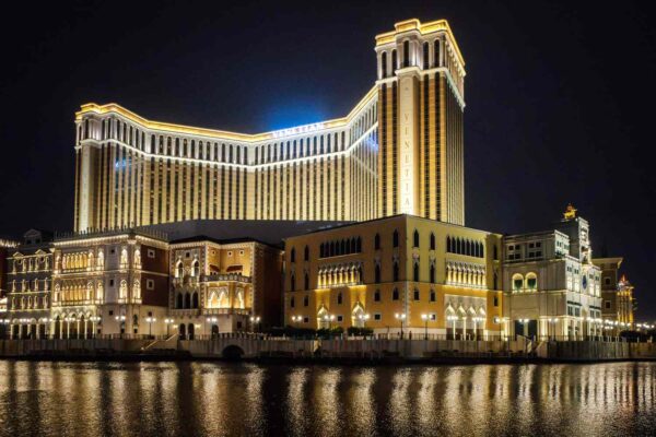 Las Vegas Sands Soars; Molina Healthcare Falls as Medical Costs Mount