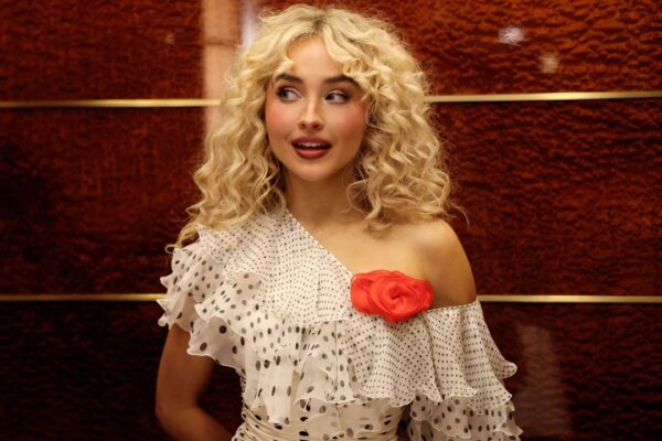 Sabrina Carpenter Nailed the Art of Showgirl Style on SNL Sabrina Carpenter Nailed the Art of Showgirl Style on SNL