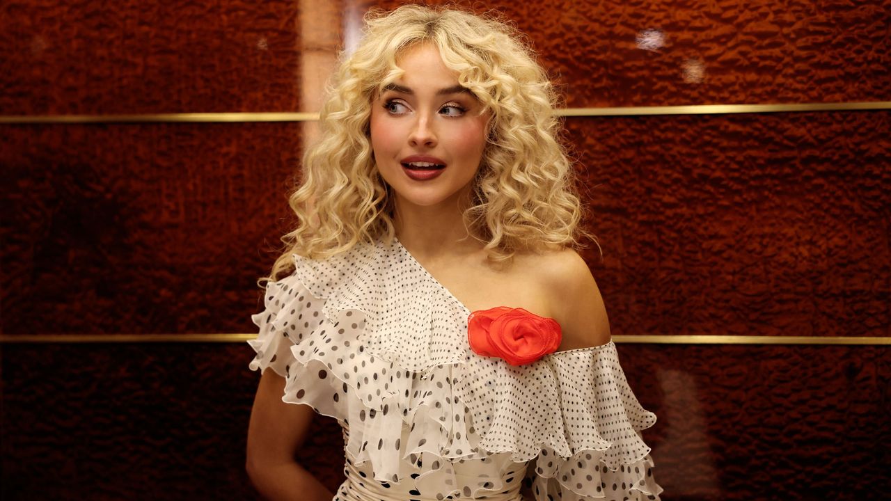 Sabrina Carpenter Nailed the Art of Showgirl Style on SNL