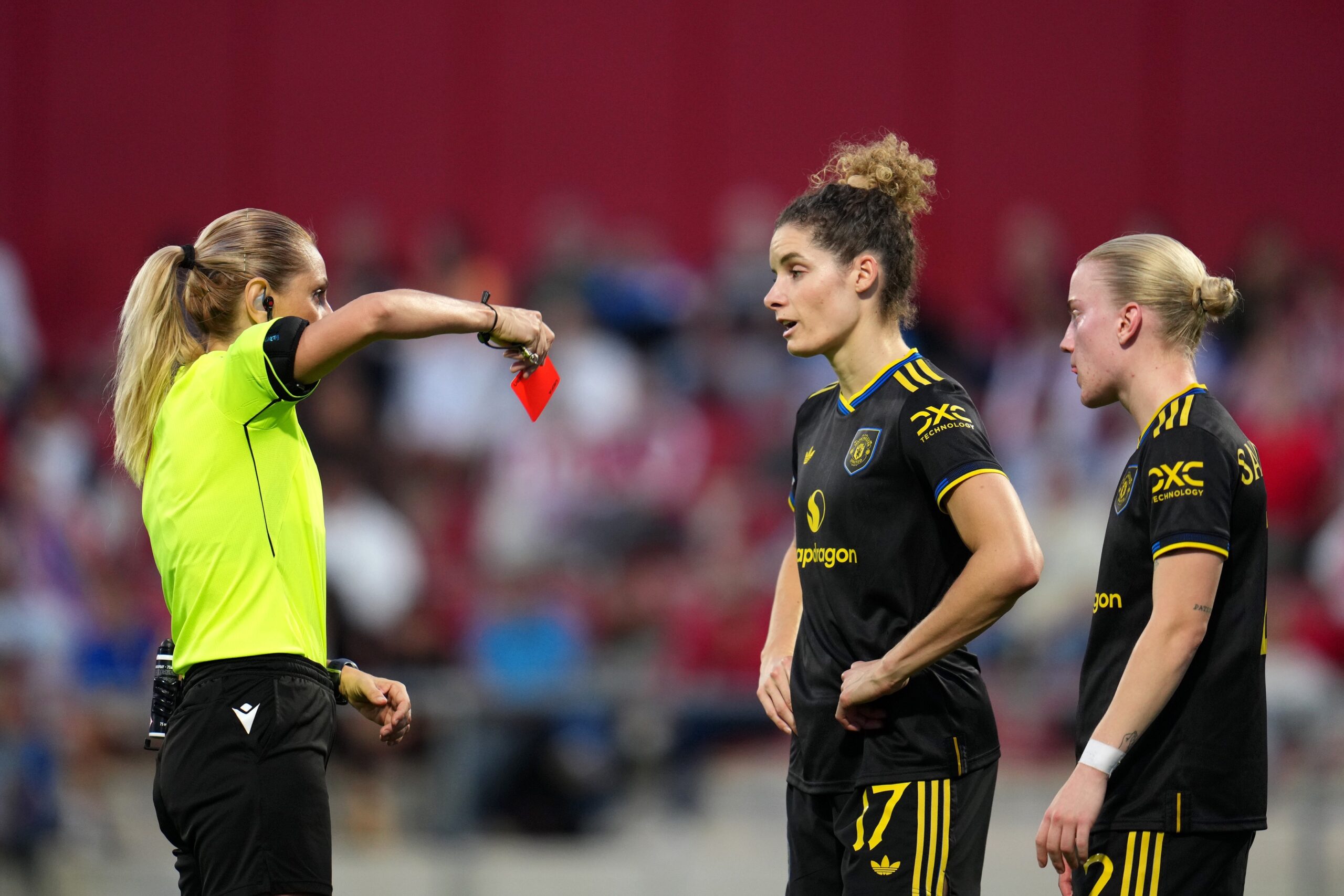 Skinner praises Man Utd as they overcome controversial red card