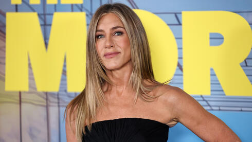 Still channeling Rachel Green’s iconic style at