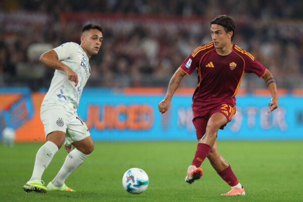 ROME, ITALY - OCTOBER 18: Paulo Dybala of AS Roma passes the ball whilst under pressure from Lautaro Martinez of Internazionale during the Serie A match between AS Roma and Juventus FC at Olimpico Stadium on October 18, 2025 in Rome, Italy. (Photo by Paolo Bruno/Getty Images)