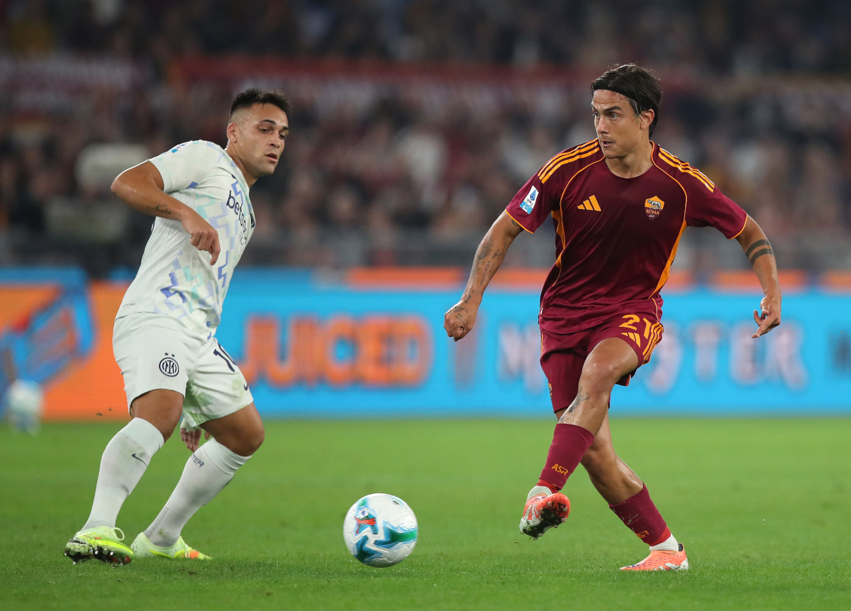 ROME, ITALY - OCTOBER 18: Paulo Dybala of AS Roma passes the ball whilst under pressure from Lautaro Martinez of Internazionale during the Serie A match between AS Roma and Juventus FC at Olimpico Stadium on October 18, 2025 in Rome, Italy. (Photo by Paolo Bruno/Getty Images)