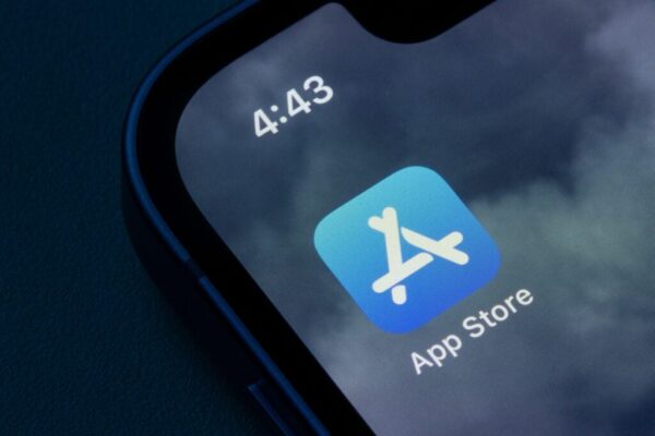 Apple Removes All ICE Tracking Apps From App Store After Pam Bondi's Warning: 'Red Line That Cannot Be Crossed' - Apple (NASDAQ:AAPL)