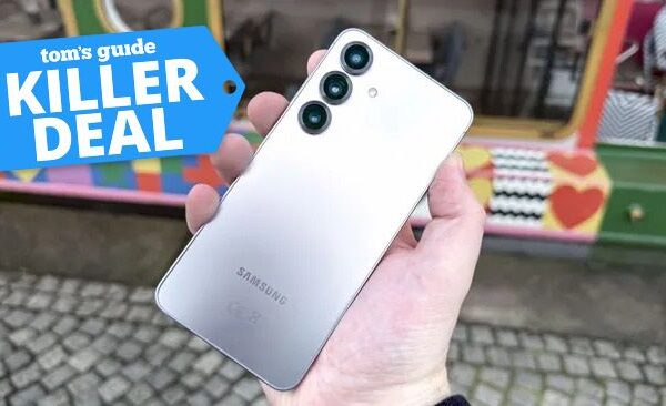 Galaxy S25 held in the hand.