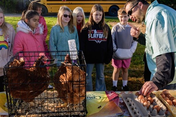 Farmers’ market teaches children about produce, healthy eating Farmers' market teaches children about produce, healthy eating