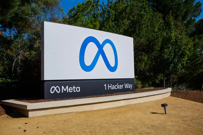 Meta May Be Forced to Offer Default Chronological Timelines in its Apps