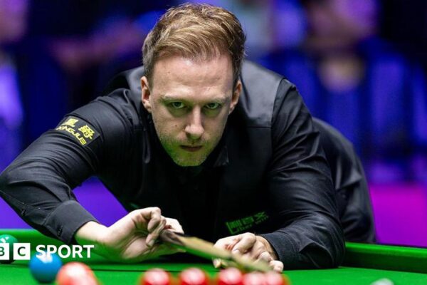 Judd Trump sizes up a shot