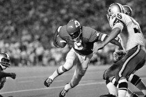 Warren McVea, first Black player to get a football scholarship at a major Texas school and Chiefs Super Bowl star, dies at 79