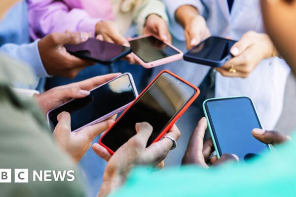 Apple and Samsung users in UK may be due share of £480m payout