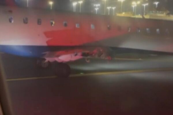 Two Delta jets crash while taxiing at New York airport