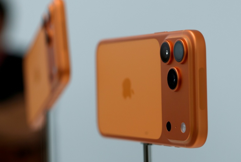 Asia markets mostly up on heels of Apple, Amazon earnings