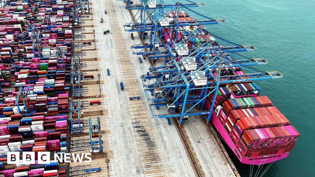 China accuses US of 'double standards' over tariff threat