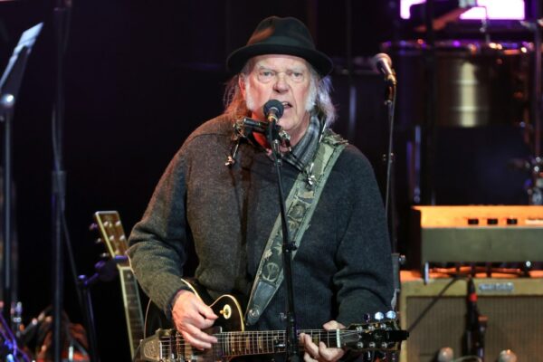 Neil Young to Remove Music From Amazon as Singer Slams Jeff Bezos Neil Young to Remove Music From Amazon as Singer Slams Jeff Bezos