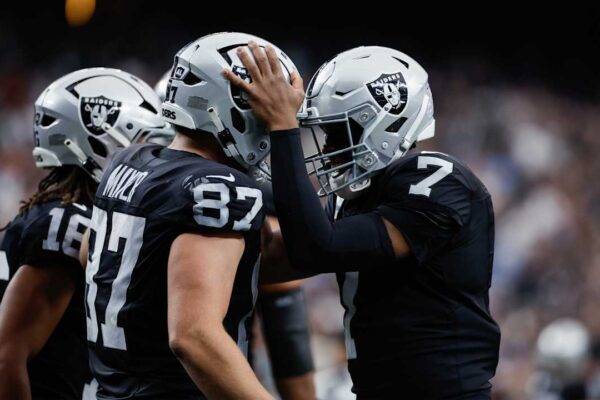 Raiders play complete game against Titans, winning in commanding fashion 