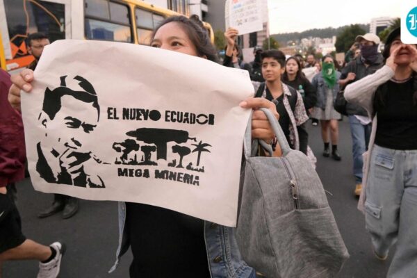 Ecuador President Daniel Noboa's car surrounded by hundreds, attacked