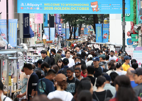 Streets of Myeongdong are filled with visitors on Sept. 29. [YONHAP]