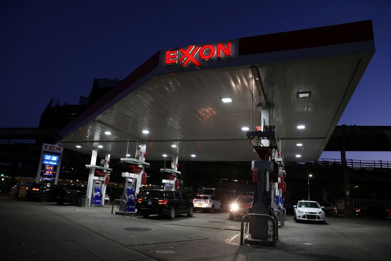 Iraq, Exxon to sign Majnoon oilfield agreement Wednesday, sources say