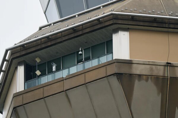 Flight delays persist Monday as air traffic controllers face work without pay