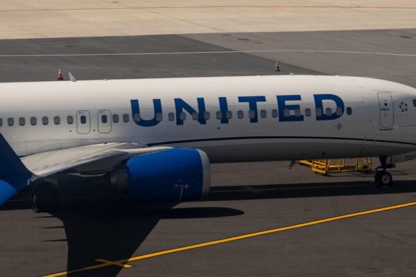 United flight diverts due to crack in one layer of the windshield