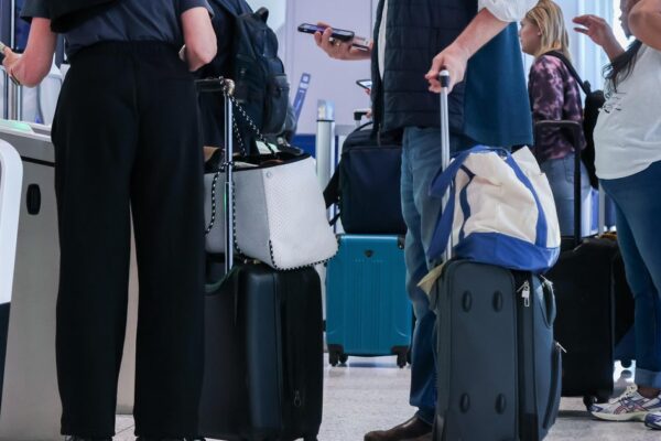 Flight delays persist at major U.S. airports with no end in sight, as government shutdown continues