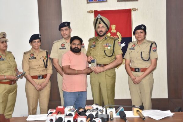Police return 153 recovered mobile phones to owners