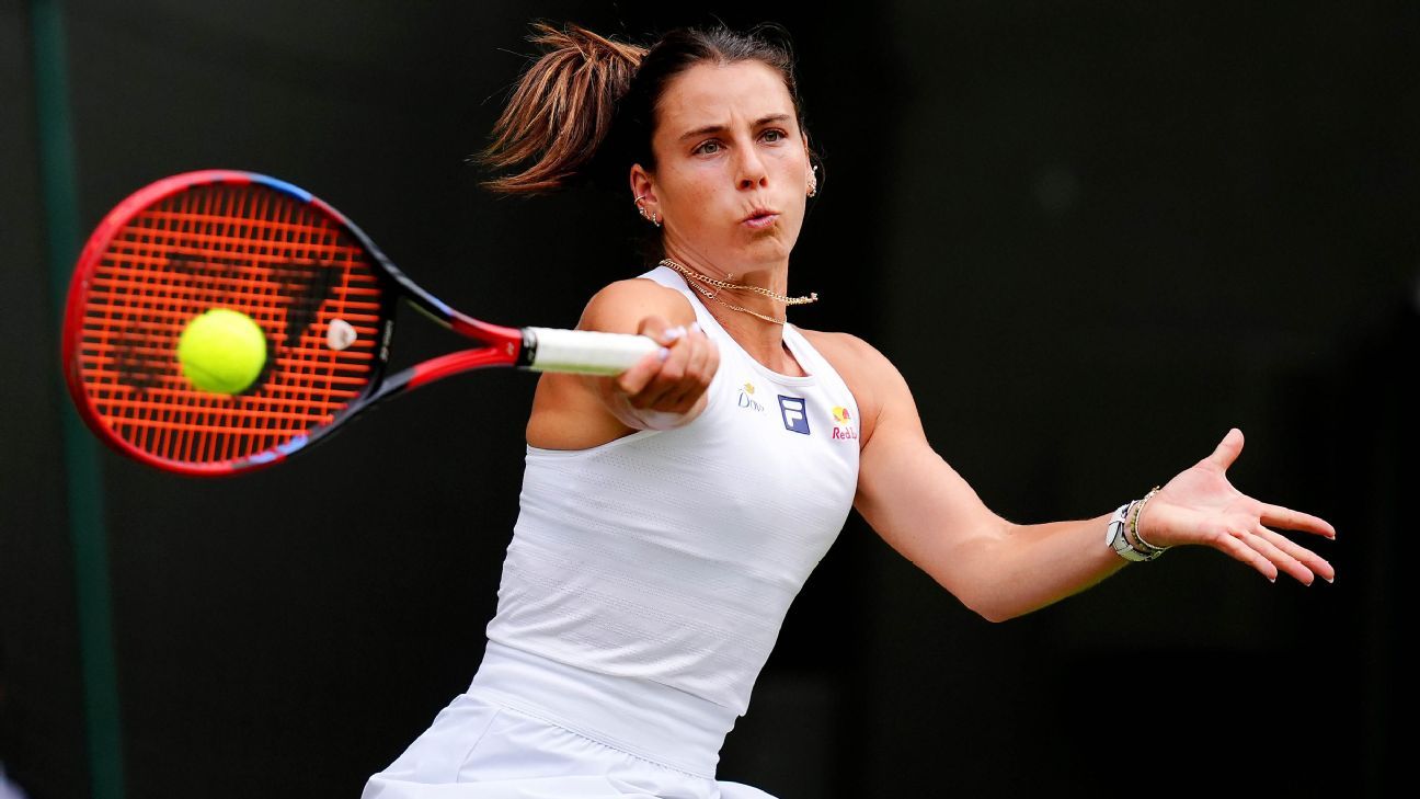 American Emma Navarro upsets top-seeded Iga Świątek in China