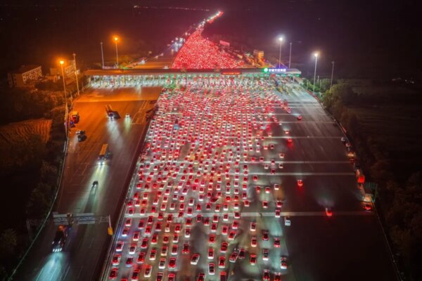 China's long haul holiday triggers 24 hour traffic jam at Wuzhuang toll station