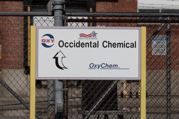 Berkshire's OxyChem Deal: Buffett Provide Model For Investing In Overpriced Market (BRK.A)