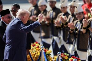 When Trump meets drum: US President grooves with Malaysian performers, video goes viral When Trump meets drum: US President grooves with Malaysian performers, video goes viral